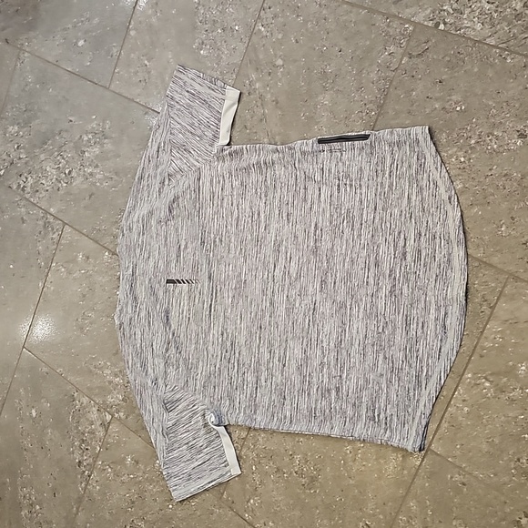 Oakley men's athletic shirt . 100% polyester. Hidden pocket. Size M. Reg fit - Picture 9 of 10